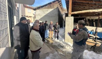 Erzincan’da jandarma ekipleri vatandaşları bilgilendiriyor