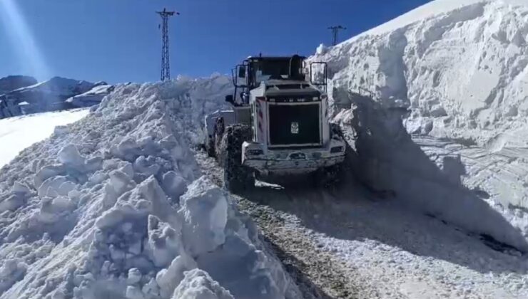 Hakkari’de 3 metrelik karla zorlu mücadele