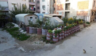 Hatay’da araç lastiklerinden çiçek bahçesi yaptı