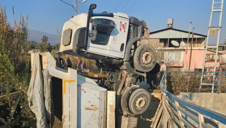 Hatay’da köprü çöktü, kamyon dereye düştü