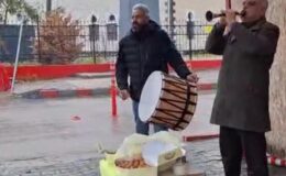 Hatay’da rektör değişimine sevinen emekli güvenlik, kampüste davul zurna çaldırıp lokma dağıttı