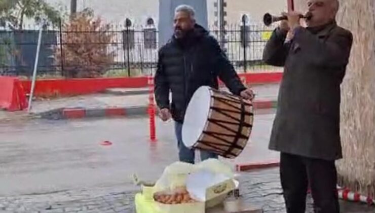 Hatay’da rektör değişimine sevinen emekli güvenlik, kampüste davul zurna çaldırıp lokma dağıttı