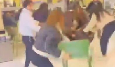 Isparta’da AVM ortasında kız kavgası: Sandalyeler havada uçuştı