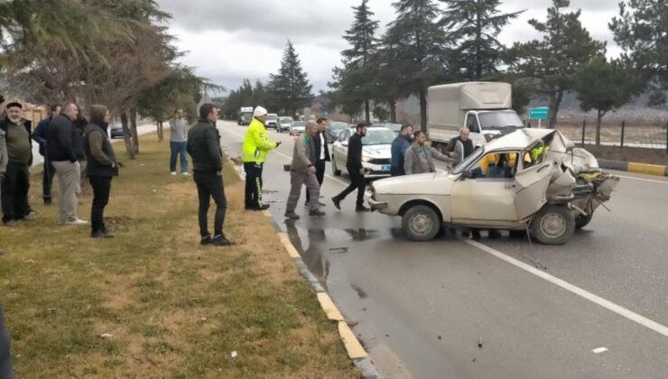 Isparta’da kamyonetin çarptığı otomobilin sürücüsü öldü