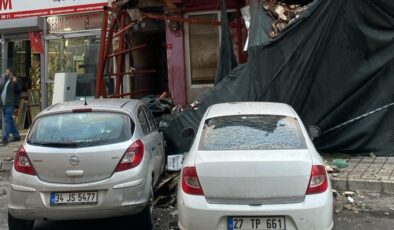 İstanbul Sarıyer’de balkon çöktü: 2 araç hasar gördü