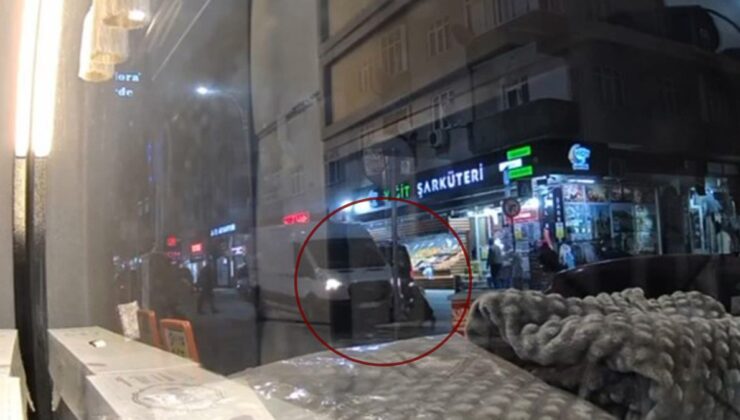 İstanbul Sultangazi’de iki arkadaşa minibüs çarptı