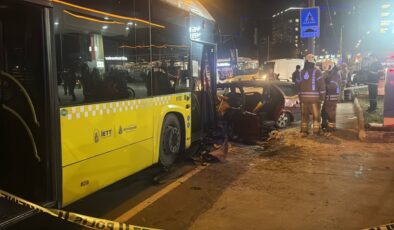 İstanbul’da İETT otobüsü ile otomobil çarpıştı