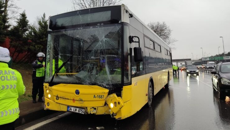 İstanbul’da İETT otobüsü kayganlaşan yolda kontrolden çıktı