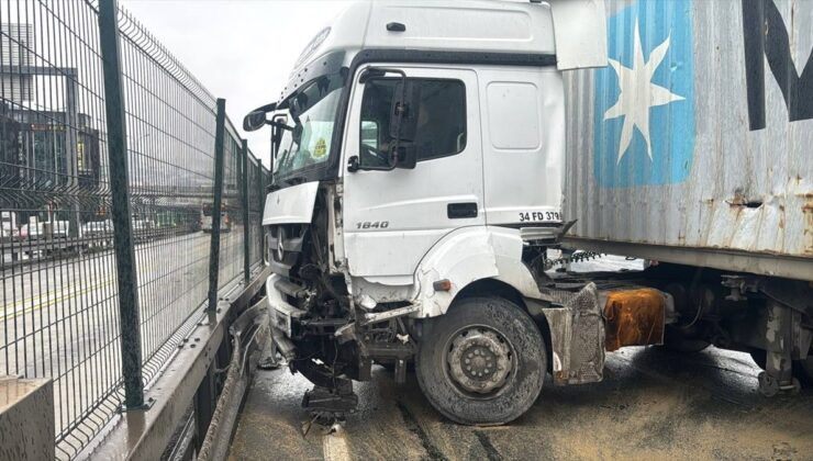 İstanbul’da makaslayan tır kaza yaptı: 1 yaralı