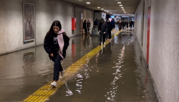 İstanbul’da Metro’da vatandaşların su baskını ile mücadelesi