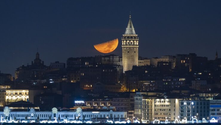 İstanbul’da muhteşem yarım ay manzaraları