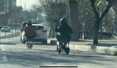 İstanbul’da taburenin üzerine oturarak elektrikli scooter kullanan şahıslar trafiği tehlikeye attı