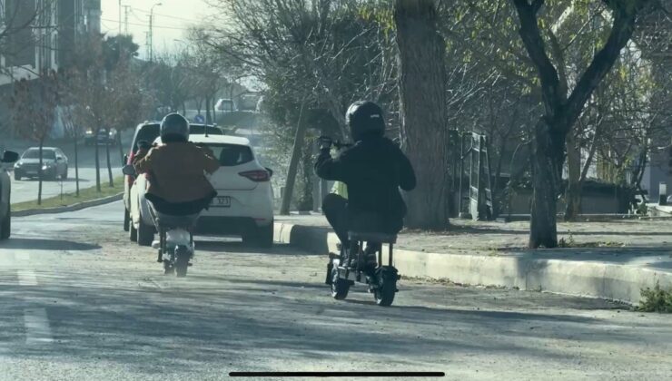 İstanbul’da taburenin üzerine oturarak elektrikli scooter kullanan şahıslar trafiği tehlikeye attı