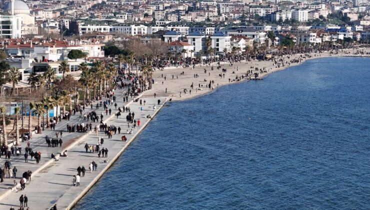 İstanbullular yılın ilk günü Büyükçekmece sahillerine akın etti