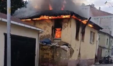 İzmir’de faciadan dönüldü: Yangında mahsur kalan 6 çocuğu mahalleli kurtardı