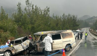 İzmir’de kaza sonrası araçtan çıkamadı