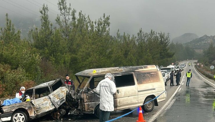 İzmir’de kaza sonrası araçtan çıkamadı