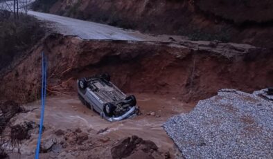 İzmir’de toprak kayması nedeniyle yol çöktü