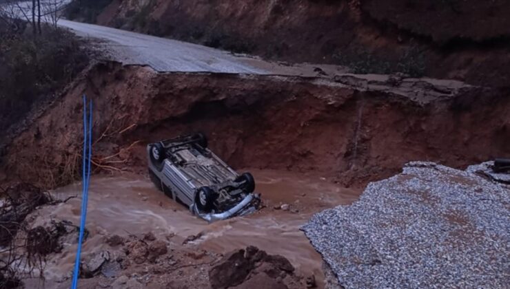 İzmir’de toprak kayması nedeniyle yol çöktü