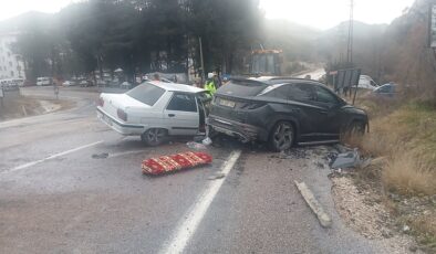 Kahramanmaraş’ta otomobiller kafa kafaya çarpıştı