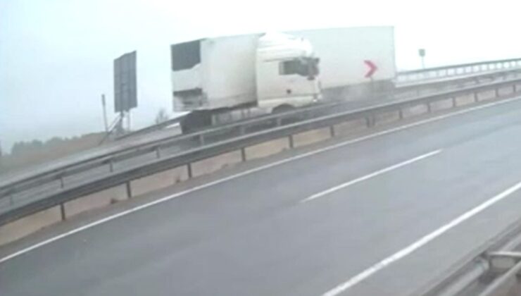 Karabük’te kontrolden çıkan tır şarampole uçtu