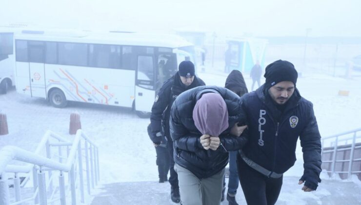 Kars’ta sosyal medyadan giysi satma vaadiyle dolandırıcılık: 29 gözaltı