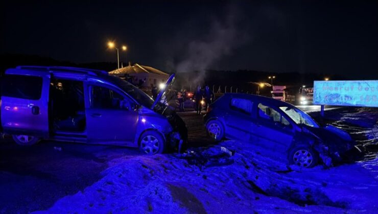 Kastamonu’da otomobil ile hafif ticari araç çarpıştı: 3’ü çocuk 6 yaralı