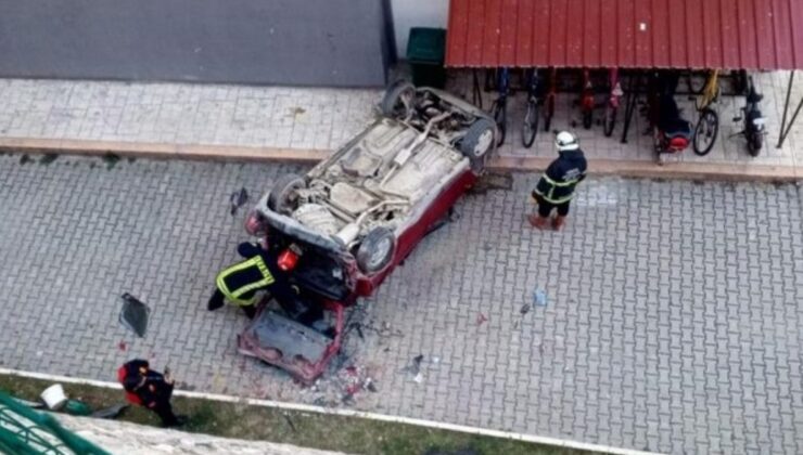 Kastamonu’da yanlışlıkla geri vites yapılan otomobil, istinat duvarından düştü