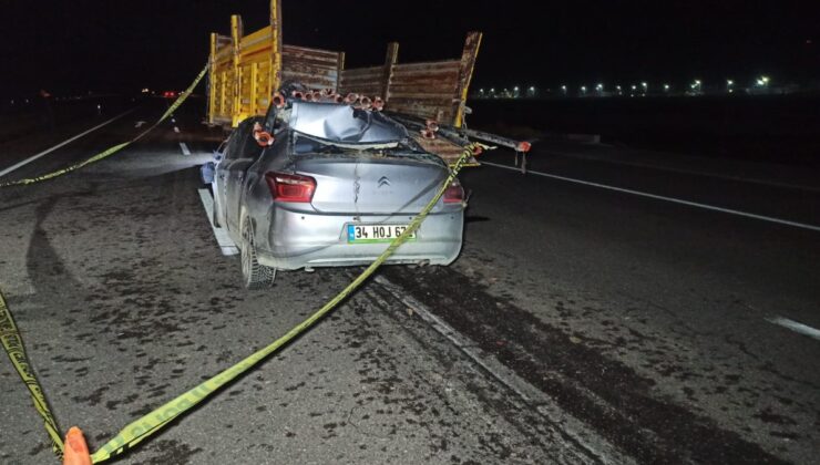 Konya’da traktör römorkuna ok gibi saplanan otomobilin sürücüsü can verdi