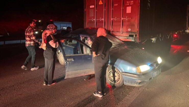 Manisa’da otomobil yol kenarındaki tıra çarptı: 2 ağır yaralı