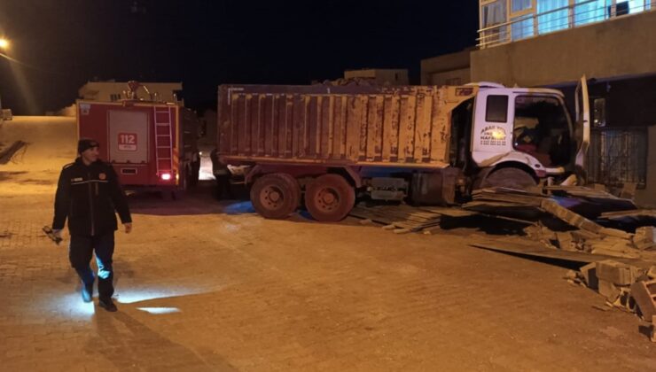 Mardin’de eve çarpan kamyonun sürücüsü yaralandı