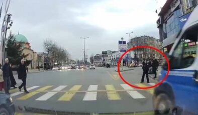 Sakarya’da kırmızı ışıkta geçen minibüsün yayaya çarpmasına ramak kaldı