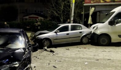 Sakarya’da park halindeki araçlara çarptı: 1 yaralı