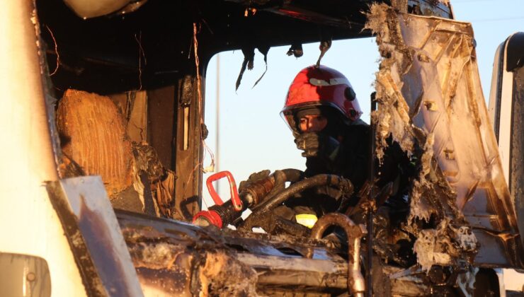 Sakarya’da park halindeki tırdan alevler yükseldi