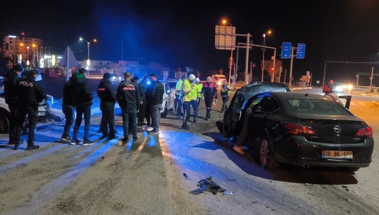 Siirt’te iki otomobil çarpıştı: 4 yaralı