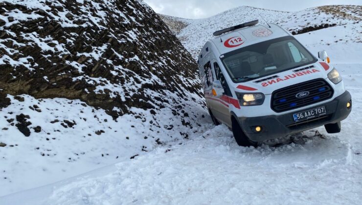 Siirt’te kara saplanan ambulans kurtarıldı