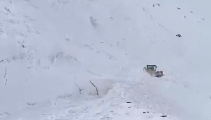 Şırnak’ta çığ anı: Kepçe operatörü kar altında kaldı