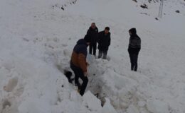 Şırnak’ta çığ düştü: Kepçe operatörü ölümden döndü