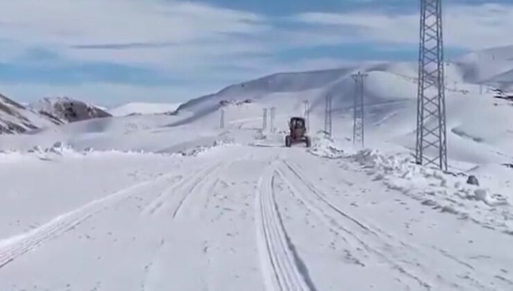 Şırnak’ta kardan kapanan yol açıldı