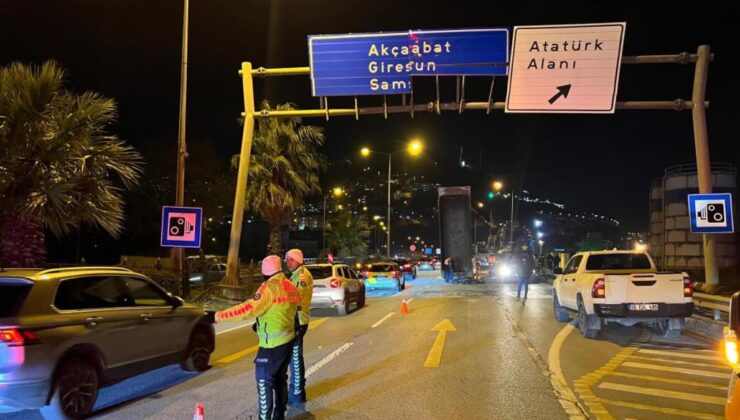 Trabzon’da kamyon damperi tabelaya çarptı