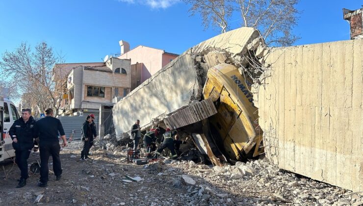 Uşak’ta bina, yıkımda iş makinesinin üzerine çöktü: Operatör enkaz altında kaldı