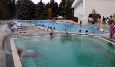 Afyonkarahisar’da 40 derecelik termal havuzda kış tatili