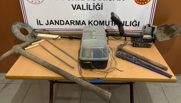 Afyonkarahisar’da devriye gezen jandarma definecileri suçüstü yaptı