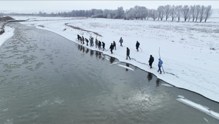 Ağrı’da buzlu nehirde sıra dışı balık avı