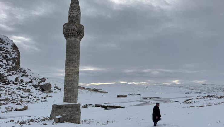 Ağrı’da sular altında kalan cami yeniden gün yüzüne çıktı