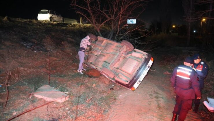 Aksaray’da şarampole devrilen otomobil ağaca çarparak durabildi: 3 yaralı