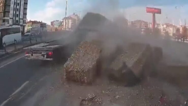 Aksaray’da tırda yüklü onlarca balya devrildi