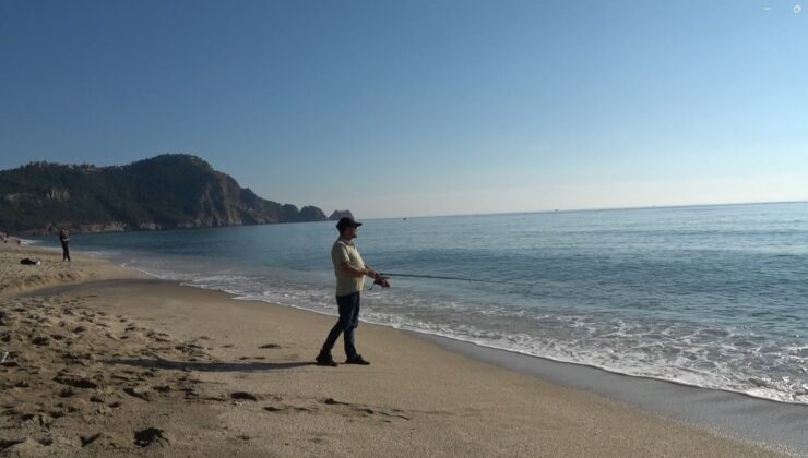 Alanya’da sıcaklık 20 derecenin üzerine çıktı: Plajlar doldu