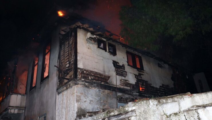 Antalya’da 150 yıllık binada korkutan yangın