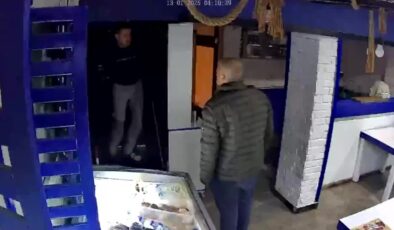 Antalya’da acemi hırsız dükkan çalışanına yakalandı: Tuvalet var mı